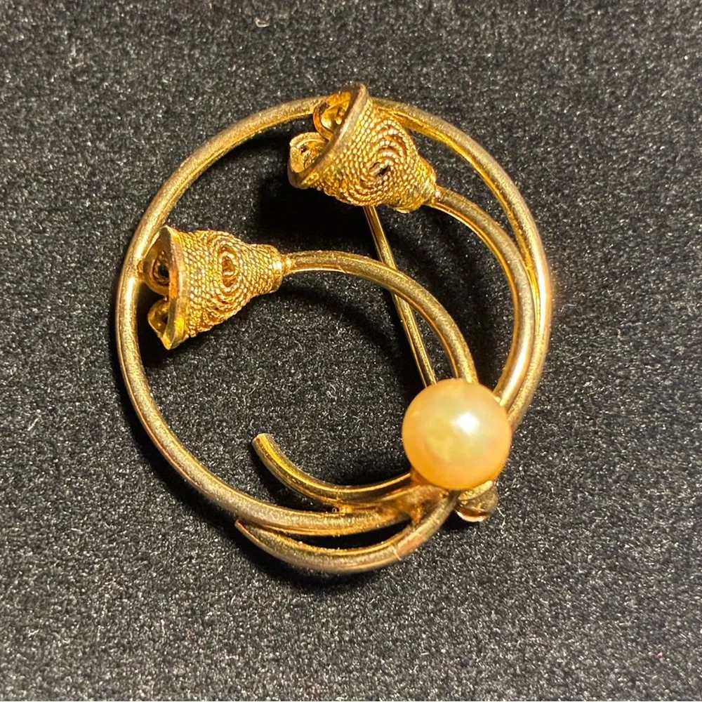 Vintage Mid-Century Gold Tone Floral Brooch